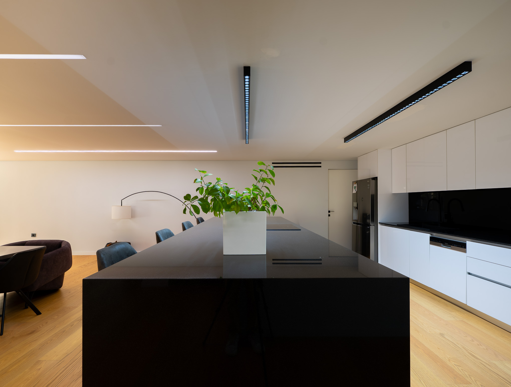 Villa Bond, black island kitchen with linear pendant lights