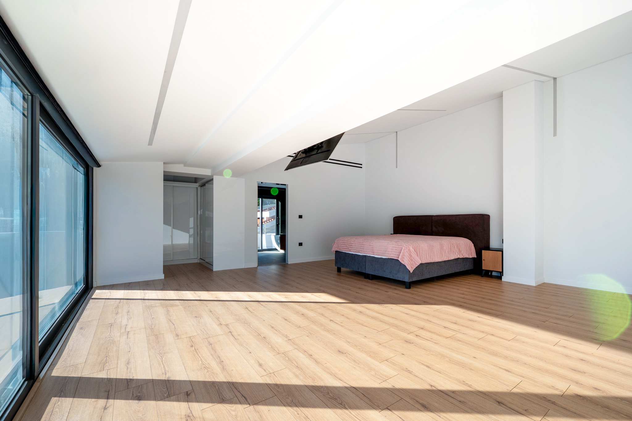 Villa Bond, secondary bedroom with drop-down TV