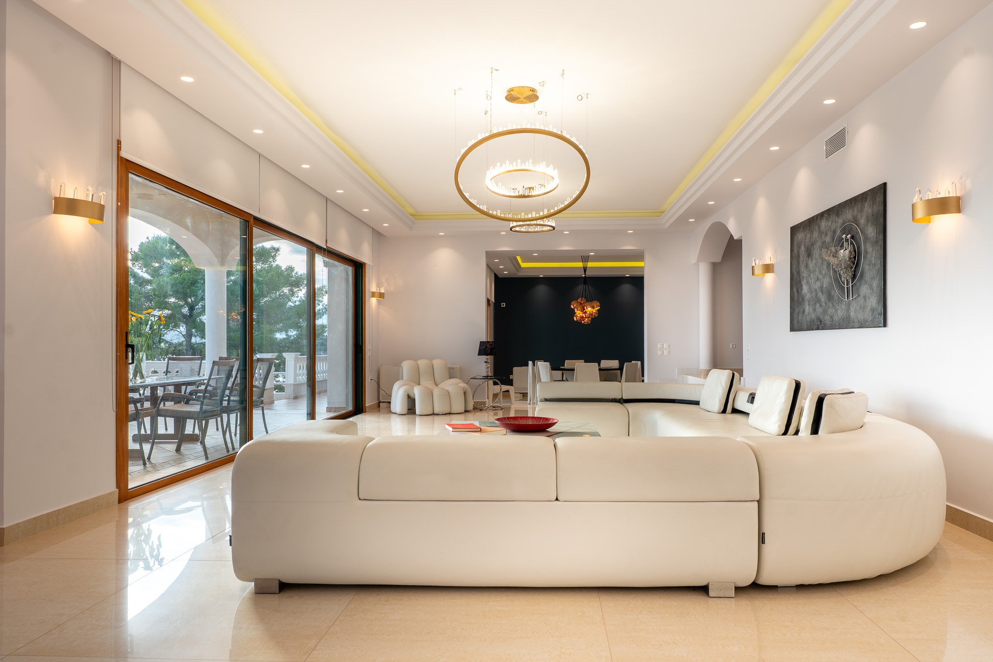 Villa Rafaella, round white sofa lounge