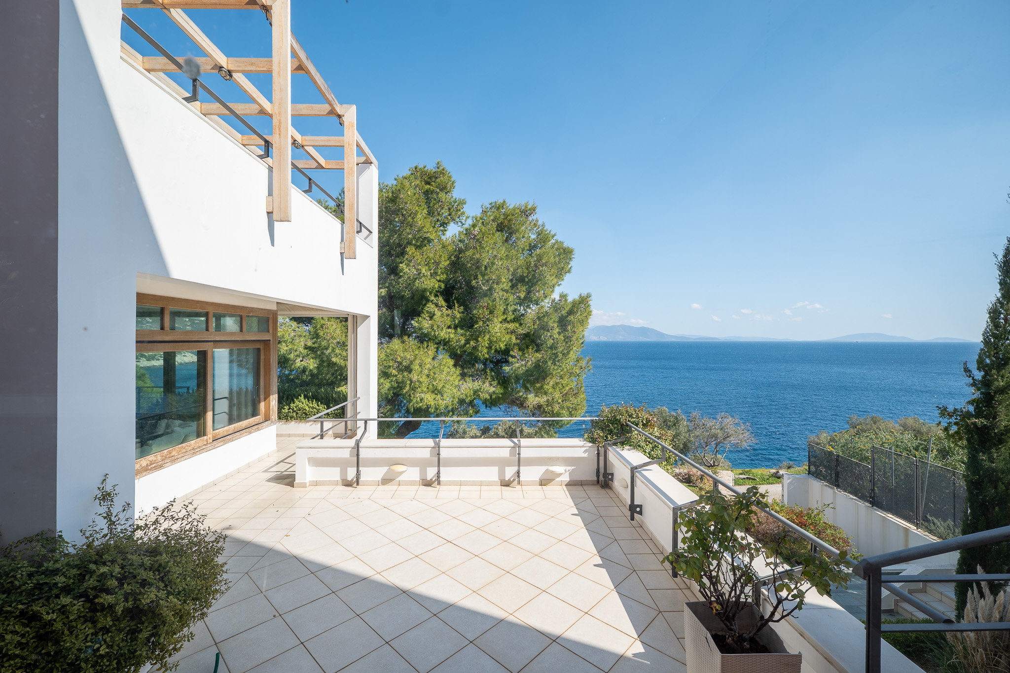 Villa Selene, upper terrace deck with pergola and sea horizon