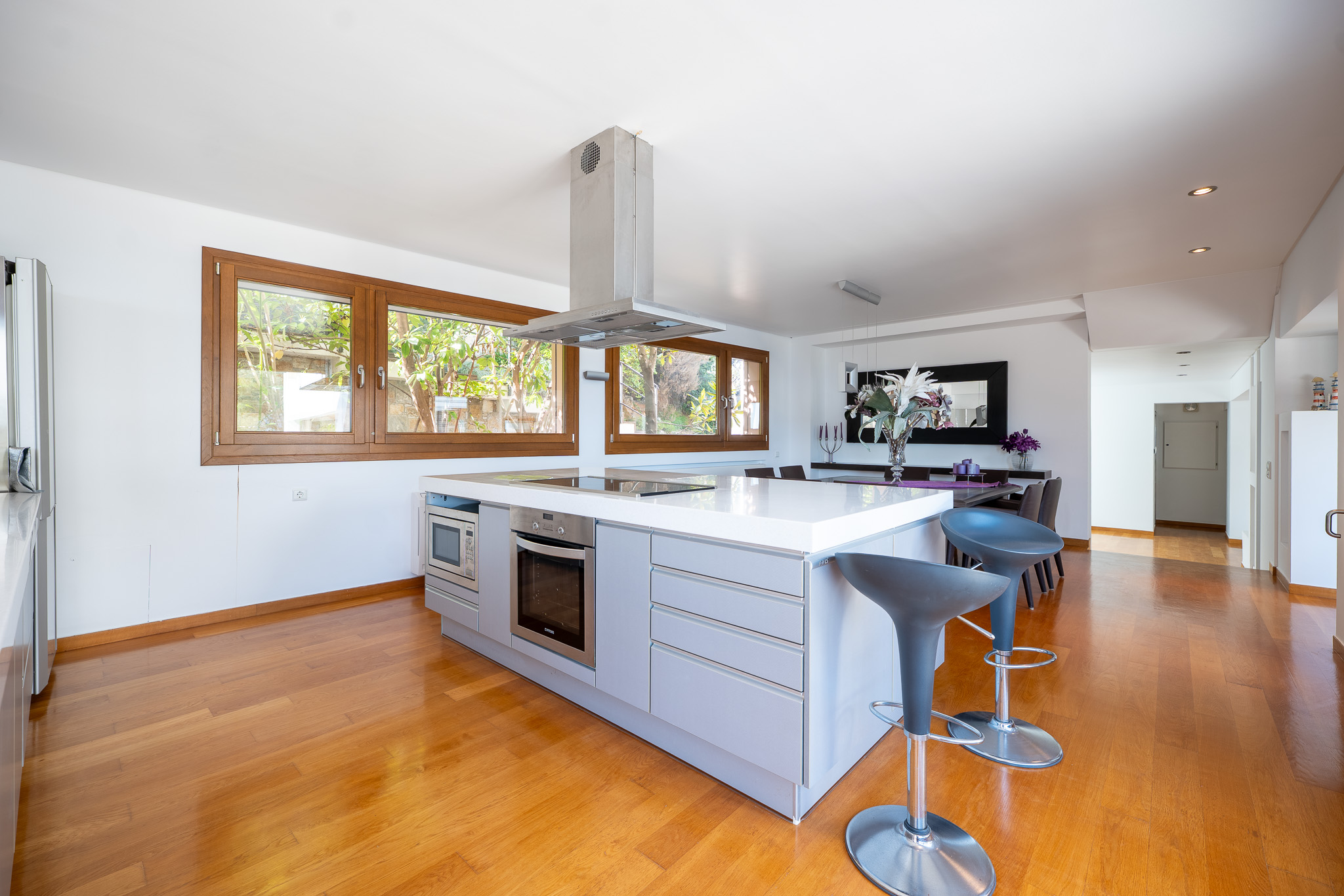 Villa Selene, white island kitchen with bar stools