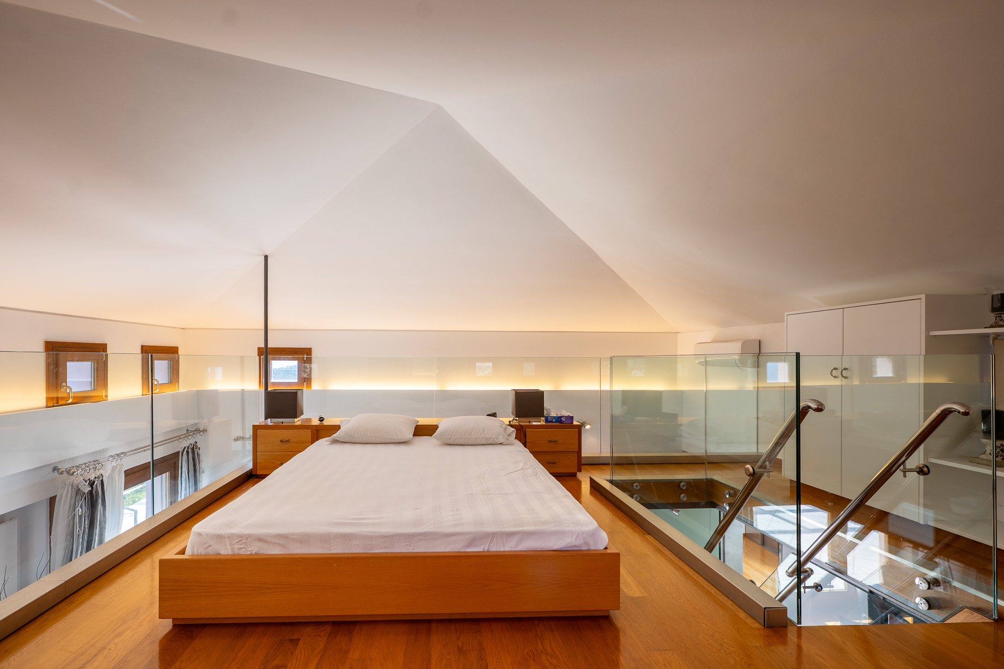 Villa Selene, mezzanine attic bedroom under pyramidal ceiling